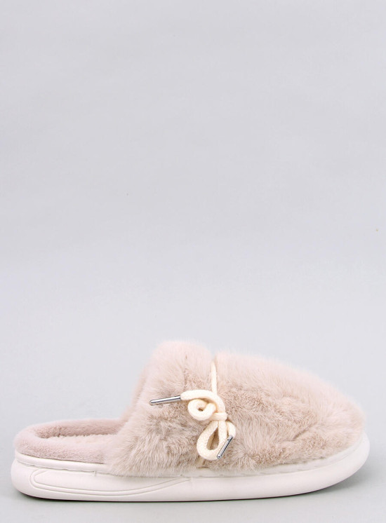 Beige fur slippers