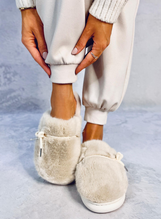 Beige fur slippers