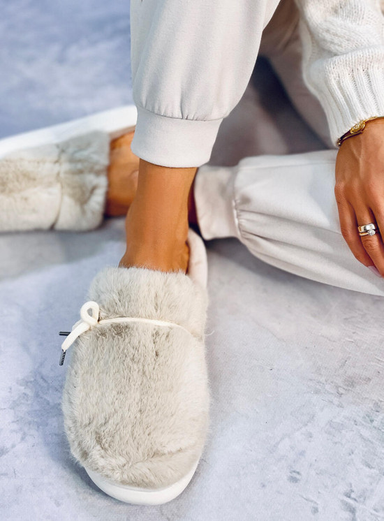 Beige fur slippers