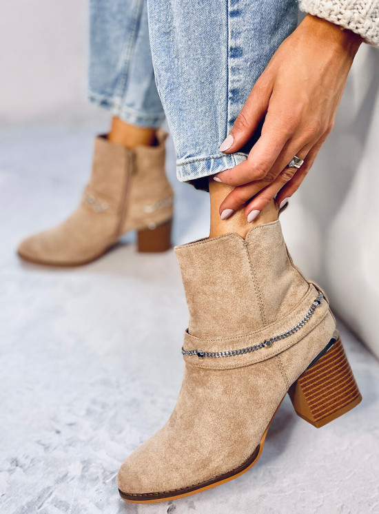 Light beige ankle boots with chain