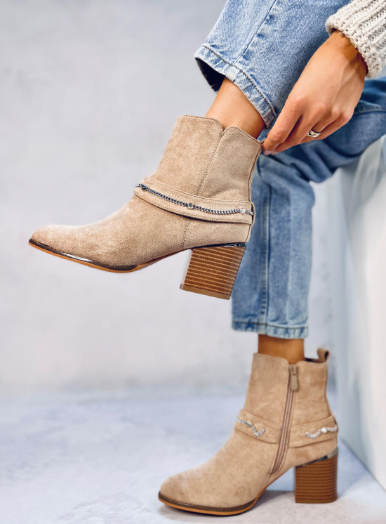 Light beige ankle boots with chain