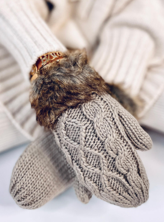 Mocca mittens with knitted pattern