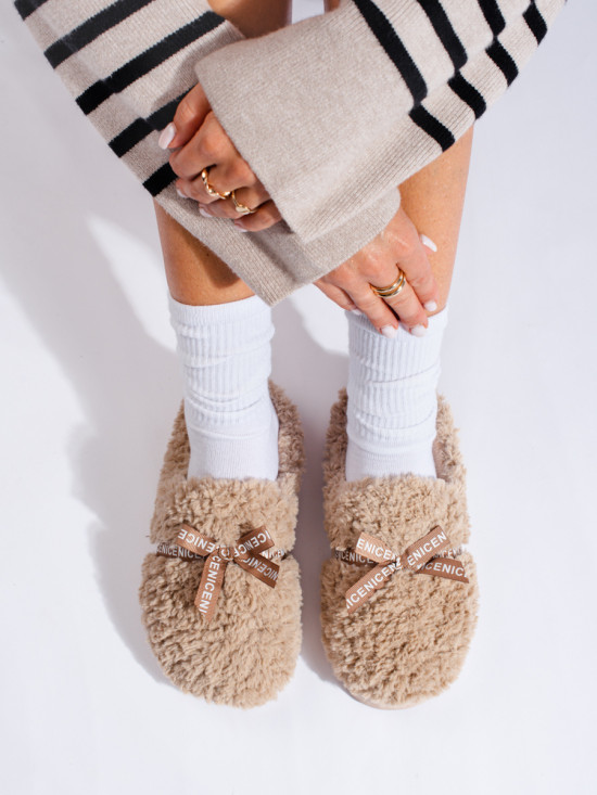 Beige slippers with a bow