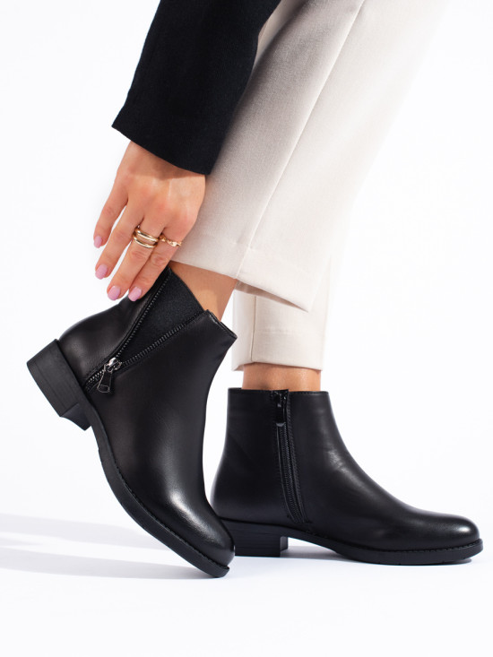 Low ankle boots with a decorative zipper black
