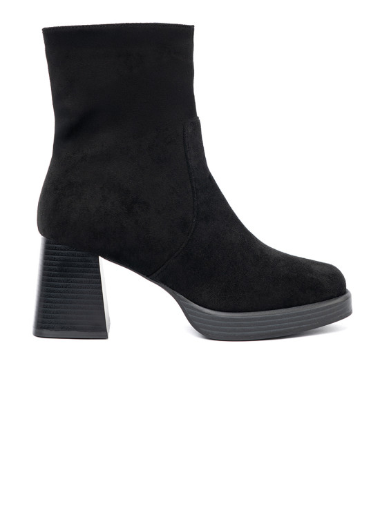 Elegant Black Ankle Boots on a Stable Heel