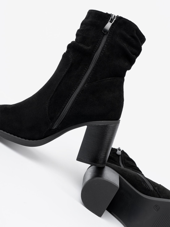 Elegant Black Ankle Boots with Block Heel and Gathered Shaft