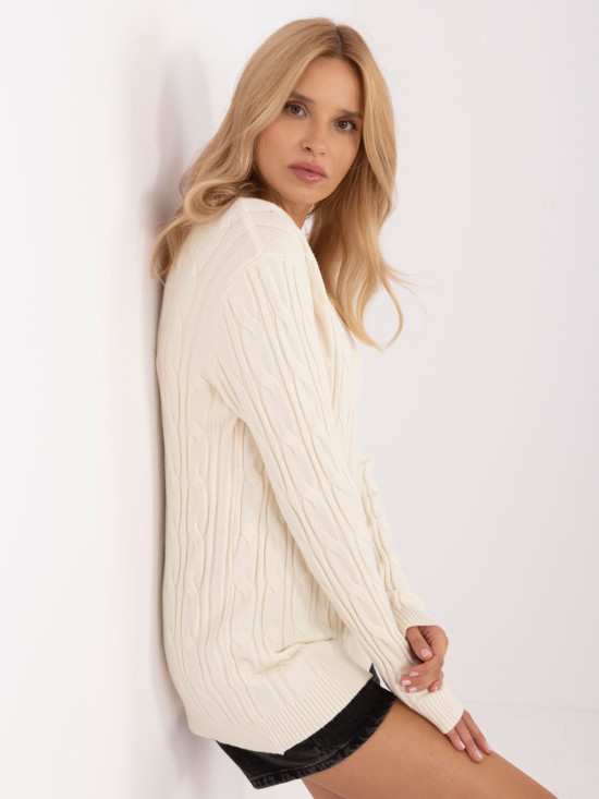 Elegant ecru sweater with long sleeves