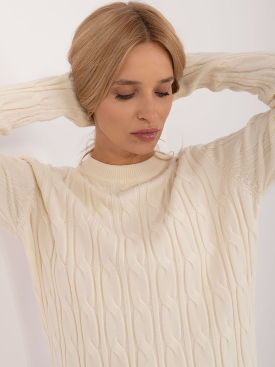 Elegant ecru sweater with long sleeves