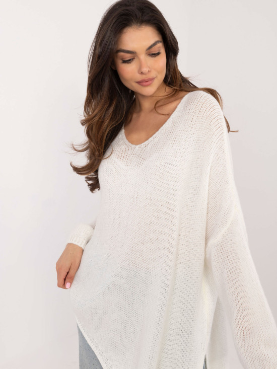 Elegant ecru sweater with long sleeves