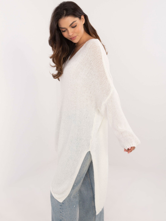 Elegant ecru sweater with long sleeves