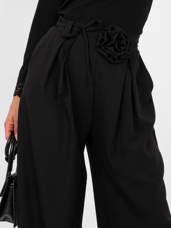 Elegant black wide-leg trousers with high waist and belt