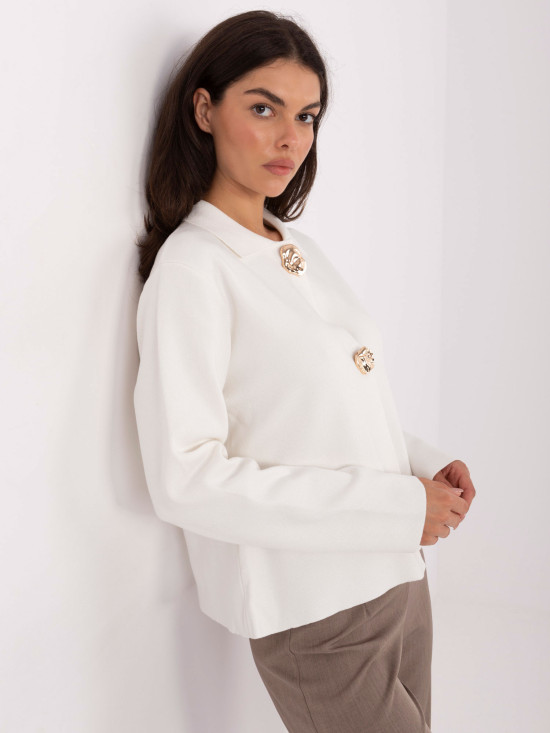 Elegant ecru sweater with collar and snap closure