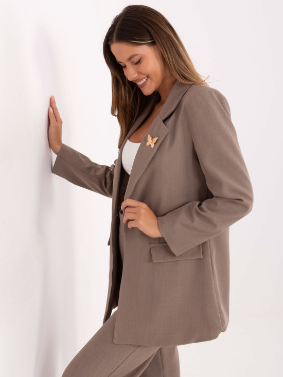 Elegant beige blazer with lining and brooch