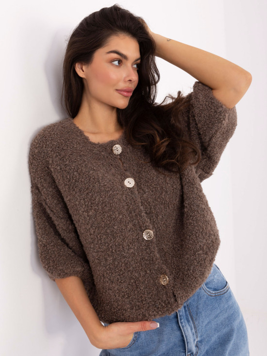 Elegant beige sweater with 3/4 sleeves and buttons