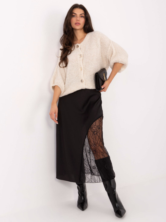 Elegant beige sweater with 3/4 sleeves and buttons