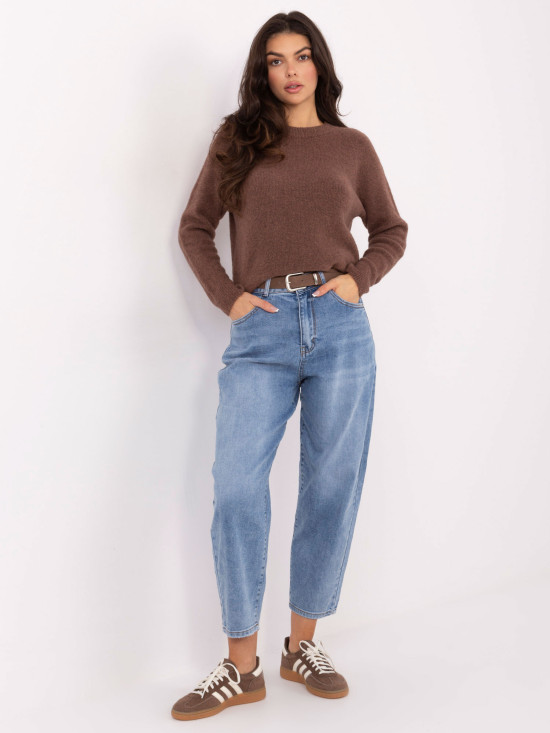 Women's blue carrot jeans with high waist and belt