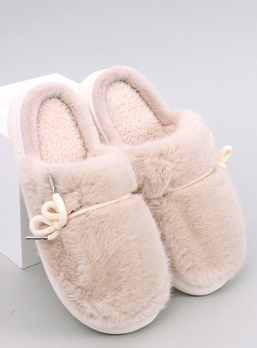 Beige fur slippers