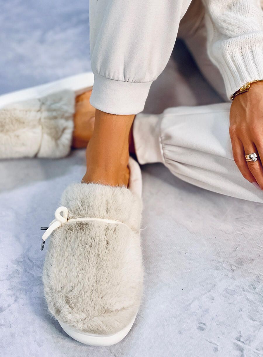 Beige fur slippers