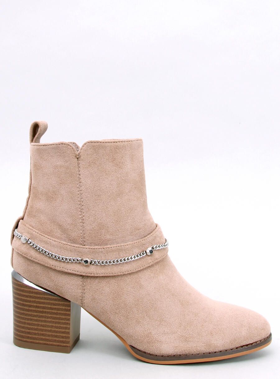 Light beige ankle boots with chain