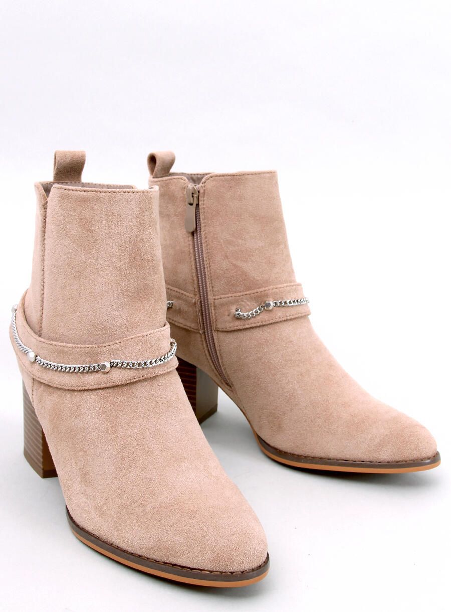 Light beige ankle boots with chain