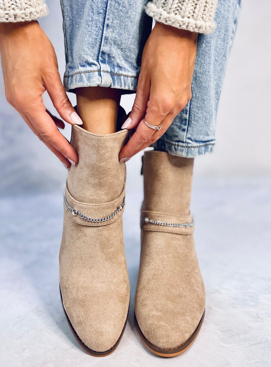 Light beige ankle boots with chain