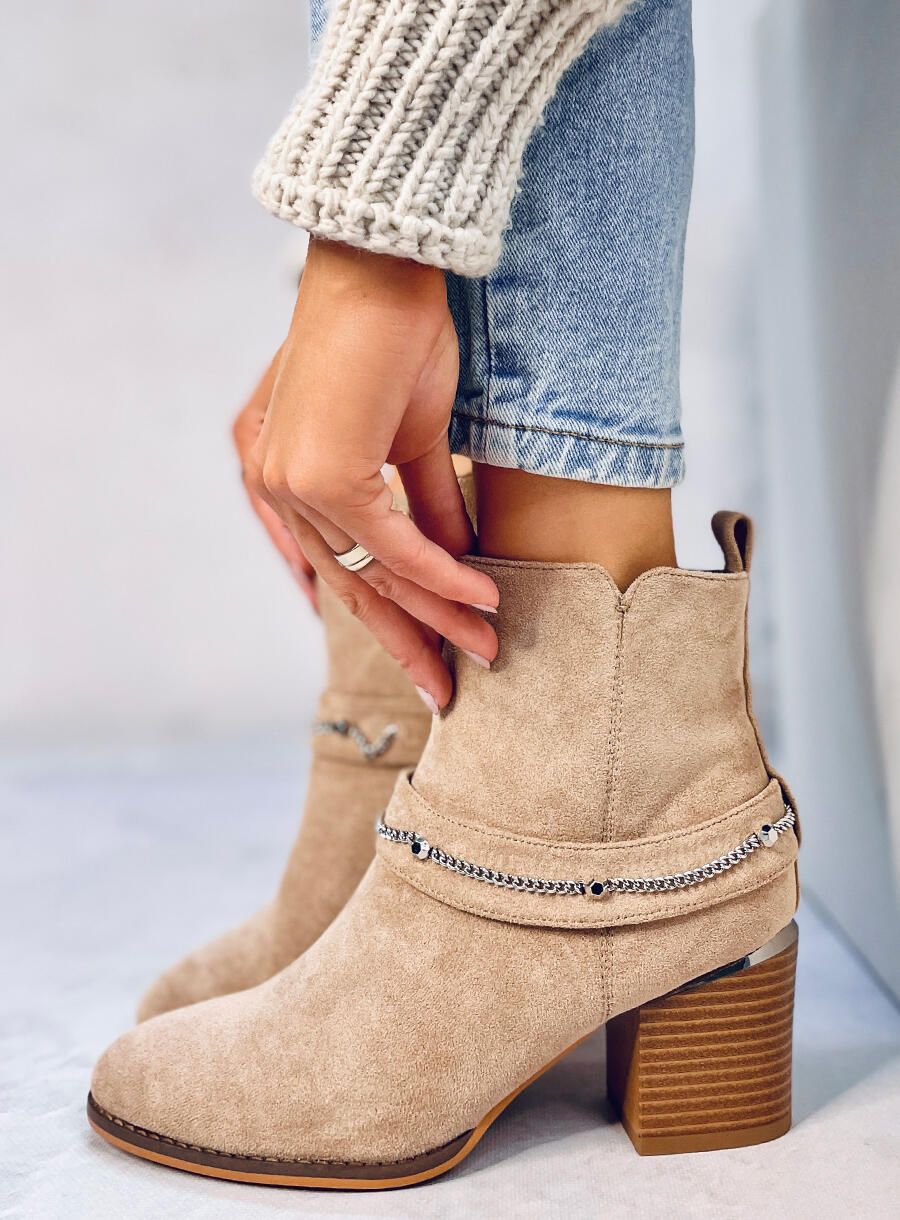 Light beige ankle boots with chain