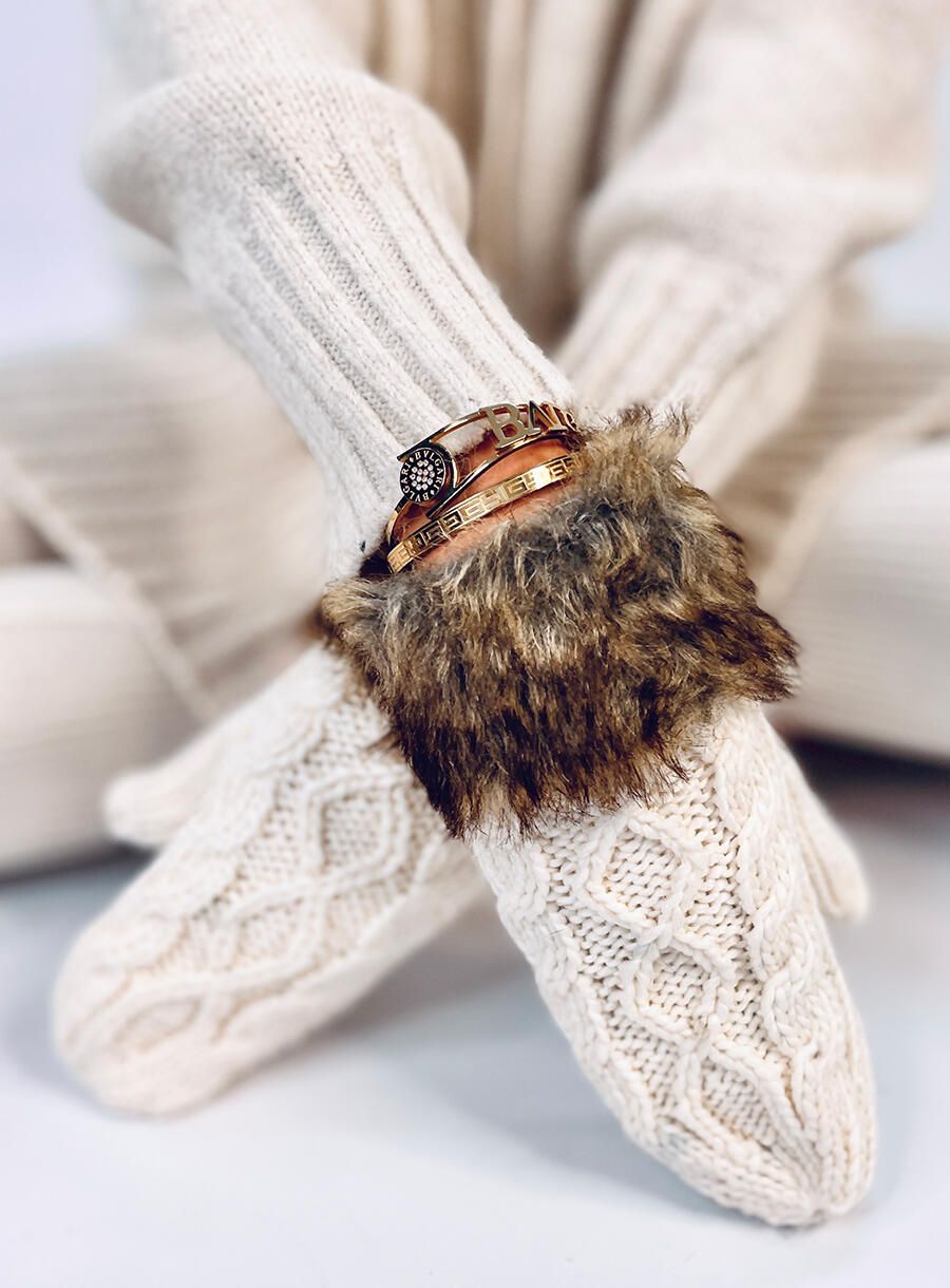 Ecru mittens with knitted pattern