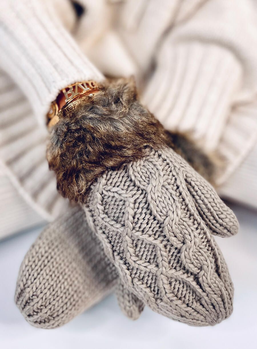 Mocca mittens with knitted pattern