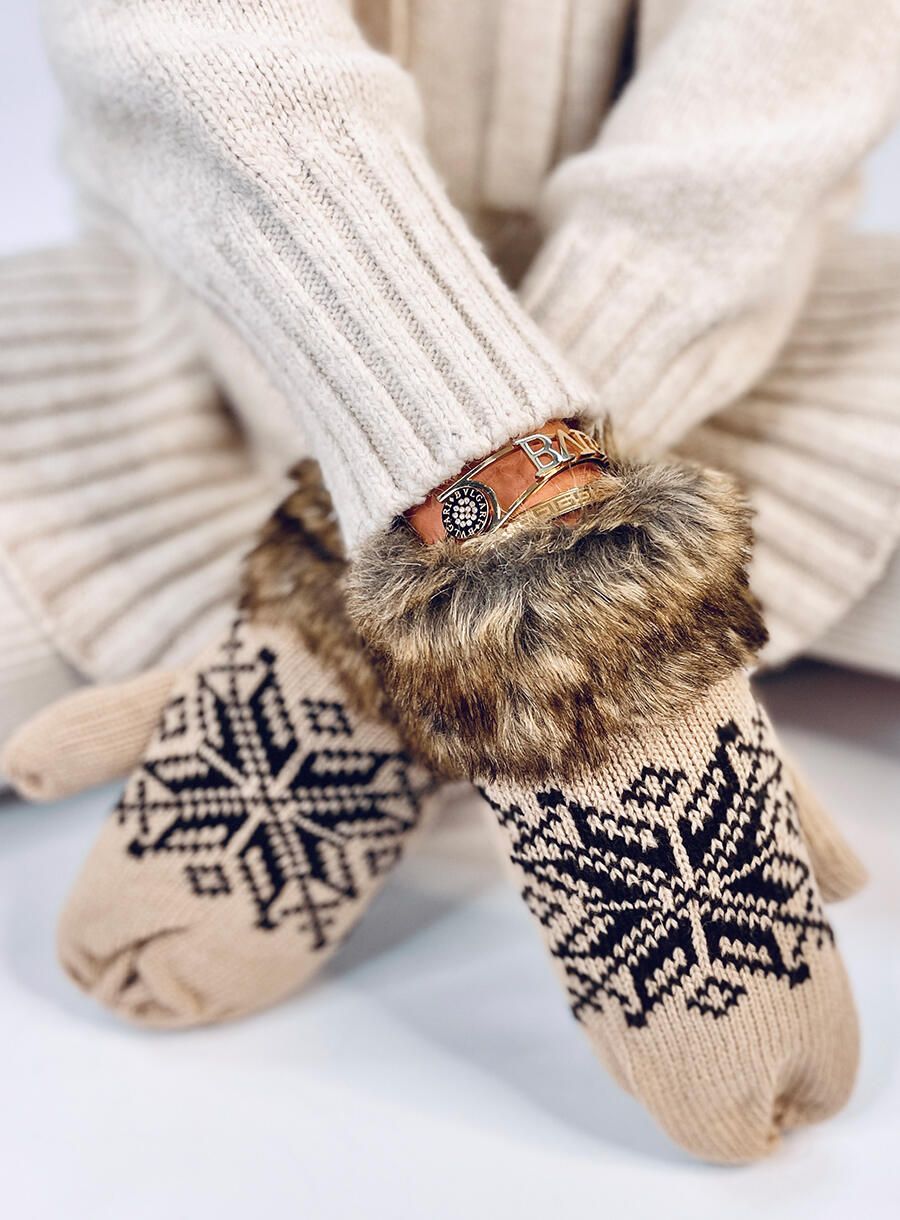 Beige gloves with faux fur