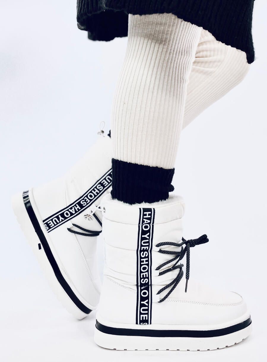 Winter snow boots with lacing polar white