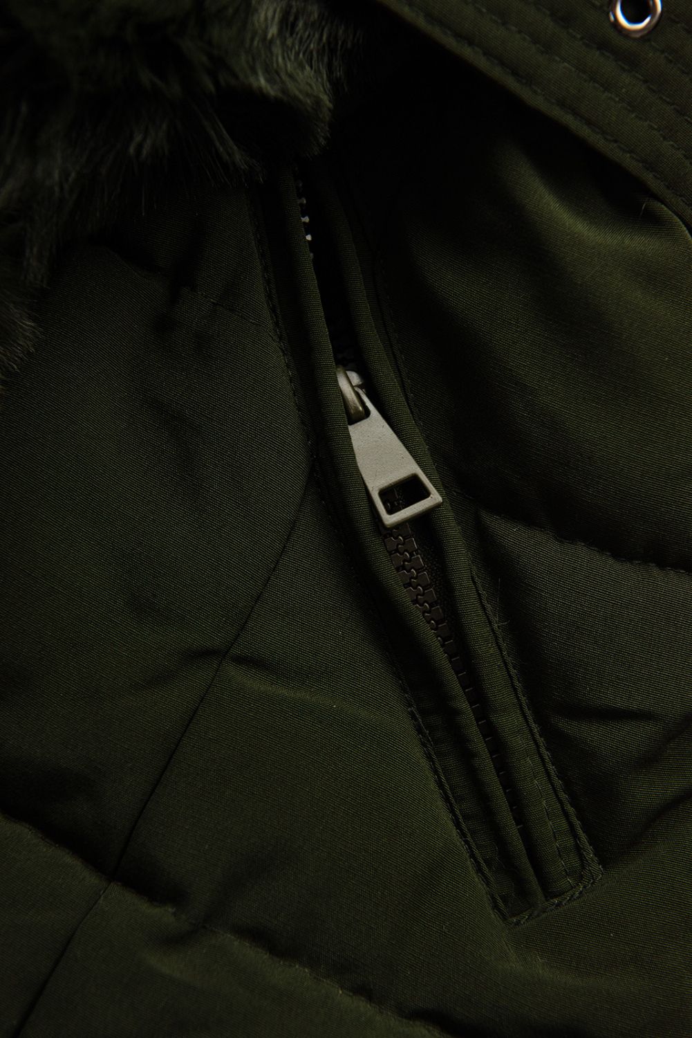 Dark green winter jacket with belt and fur