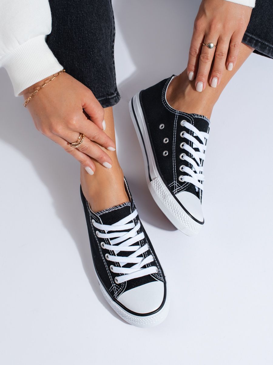 Black women's canvas sneakers
