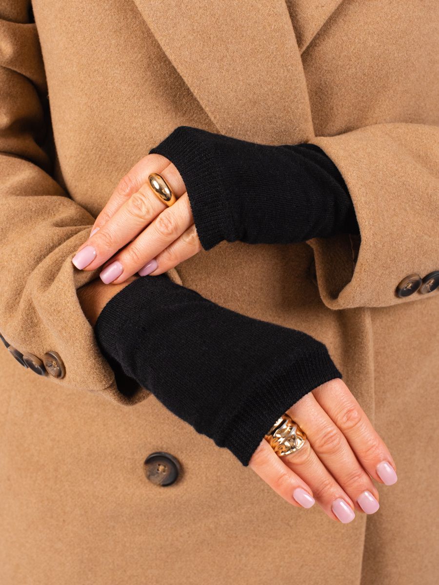 Black fingerless gloves