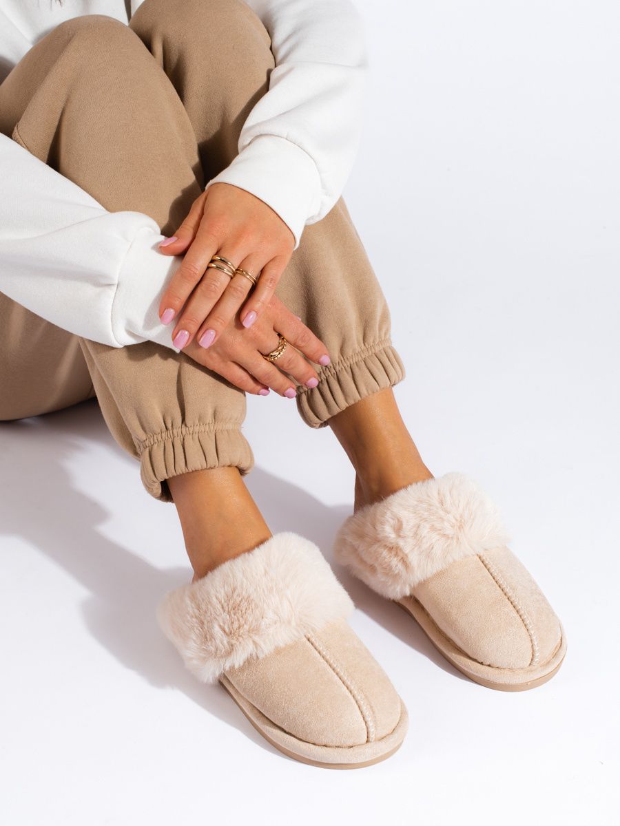 Cream women's slippers with faux fur