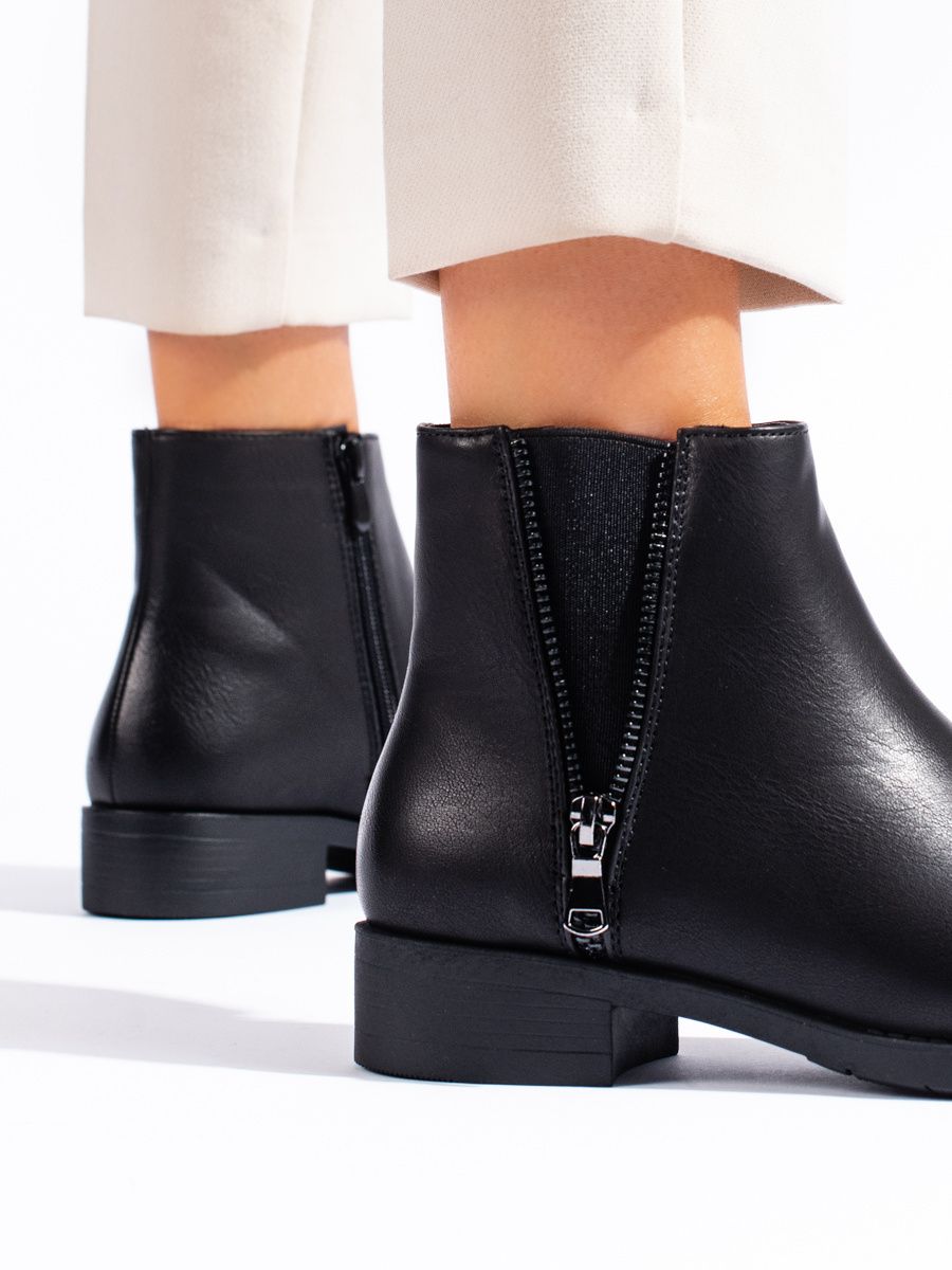 Low ankle boots with a decorative zipper black