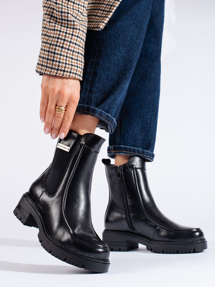 Ankle chelsea boots with a thick heel