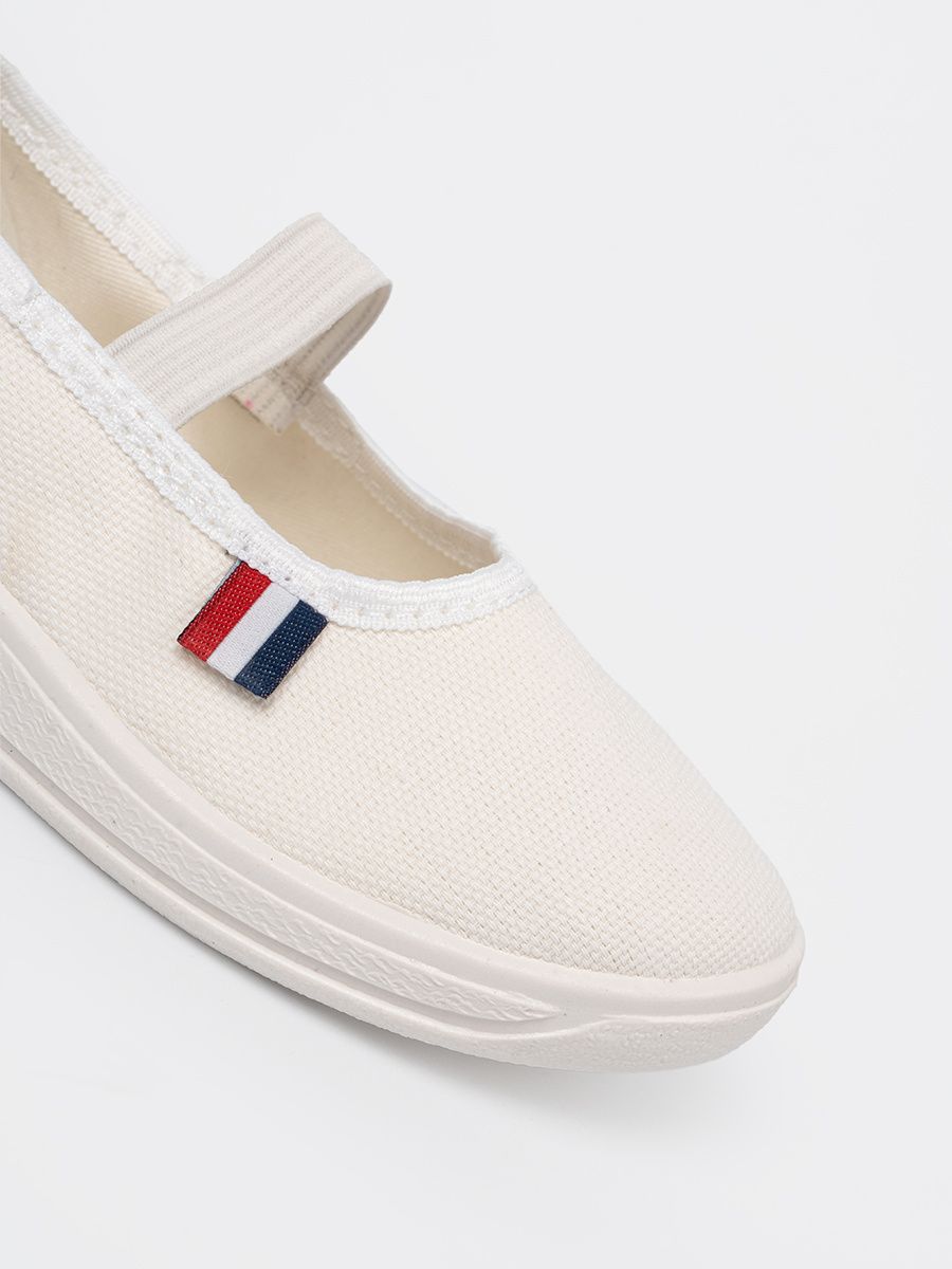 Lightweight White Shoes with Elastic Strap