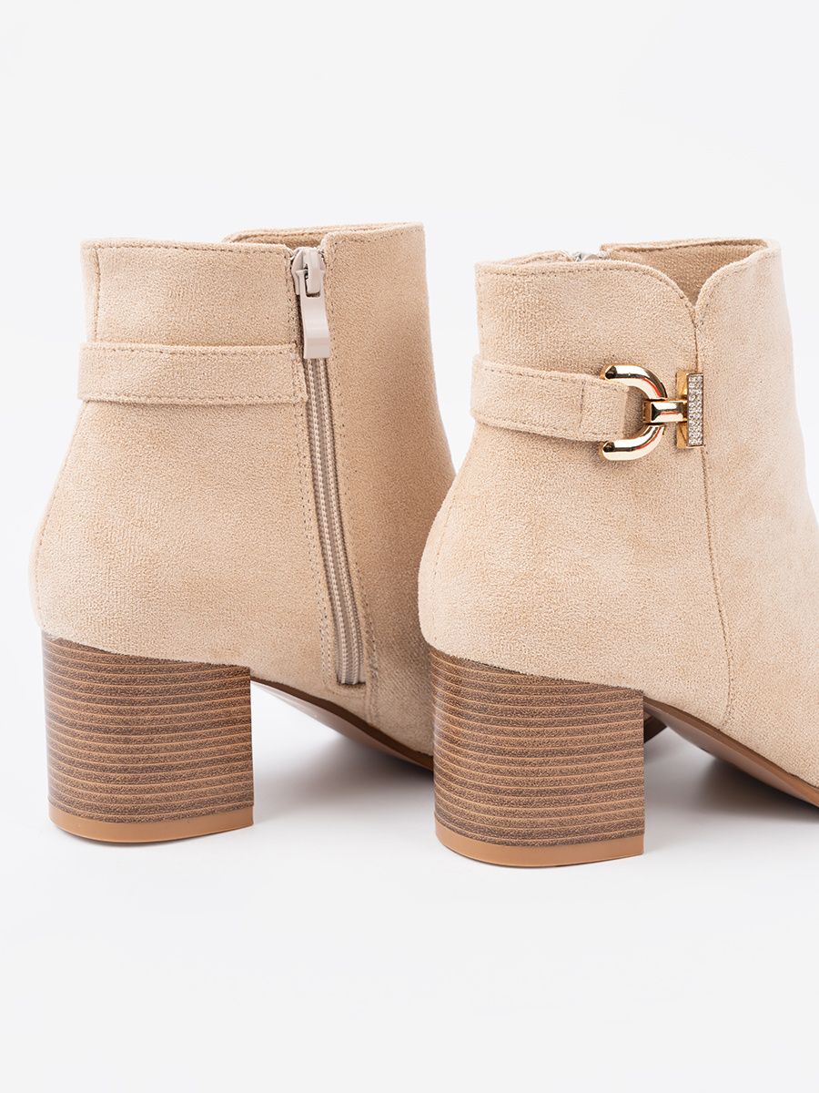 Elegant ankle boots in light beige