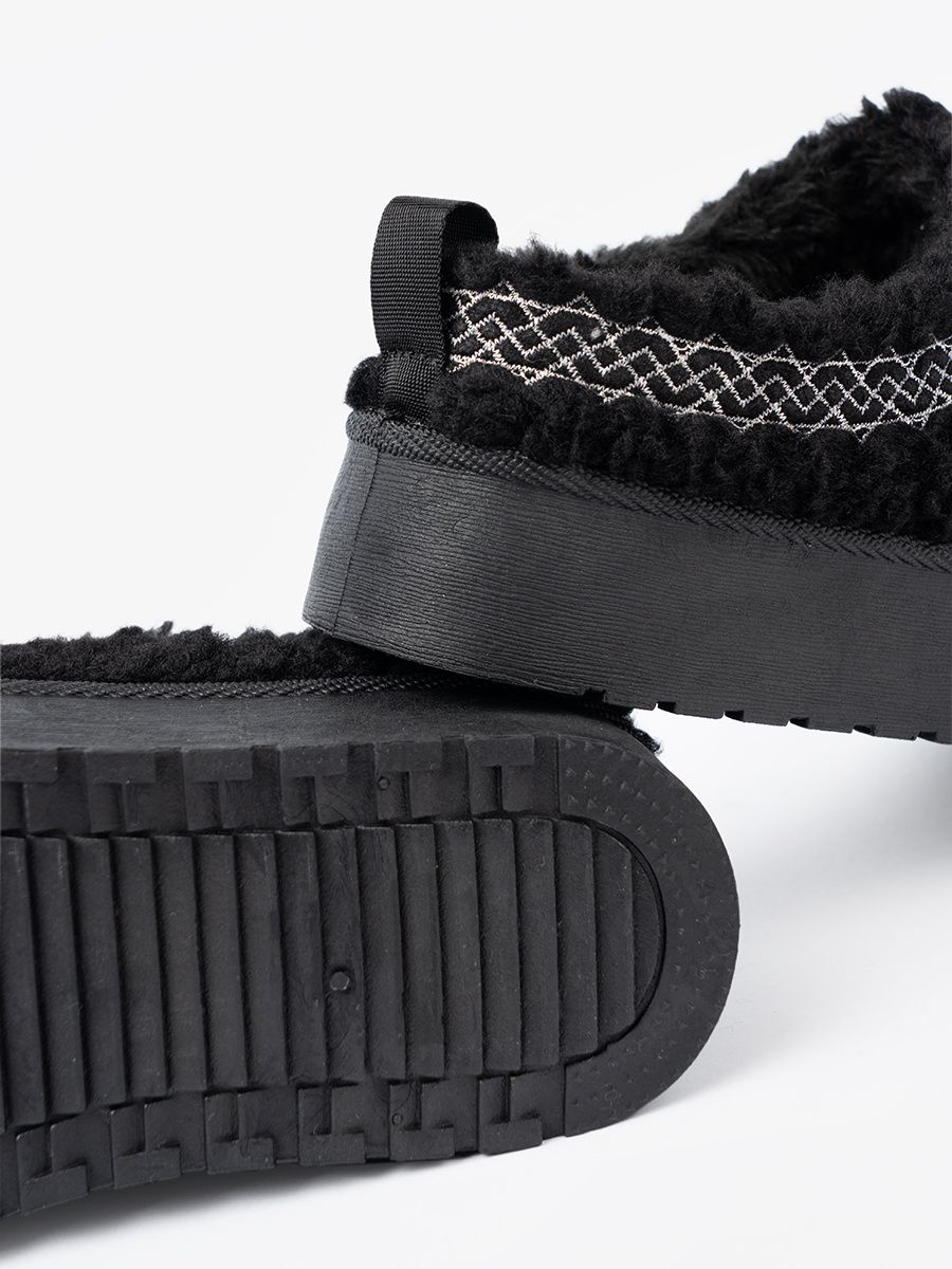 Black Snow Boots with Decorative Embroidery