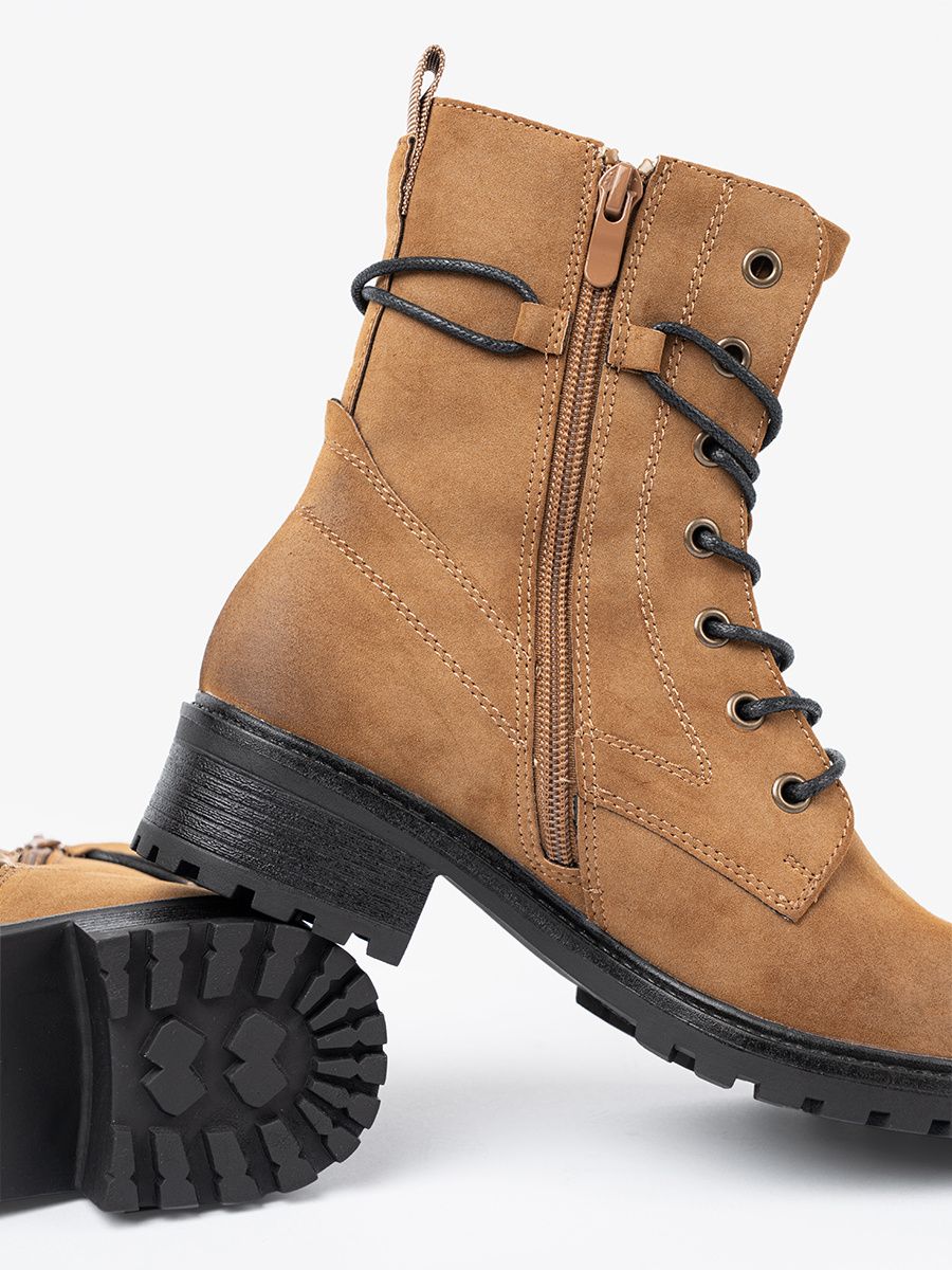 Lace-up caramel ankle boots with shaded toe effect