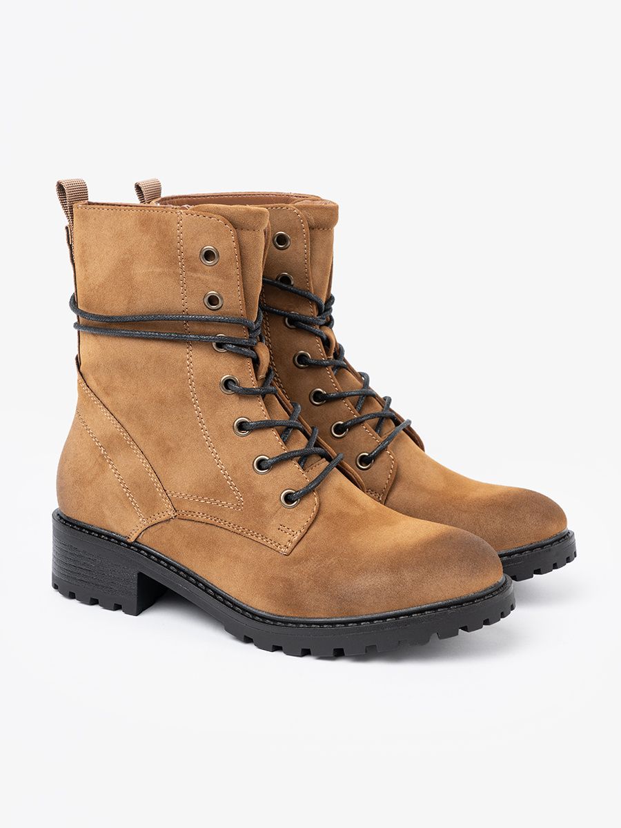 Lace-up caramel ankle boots with shaded toe effect