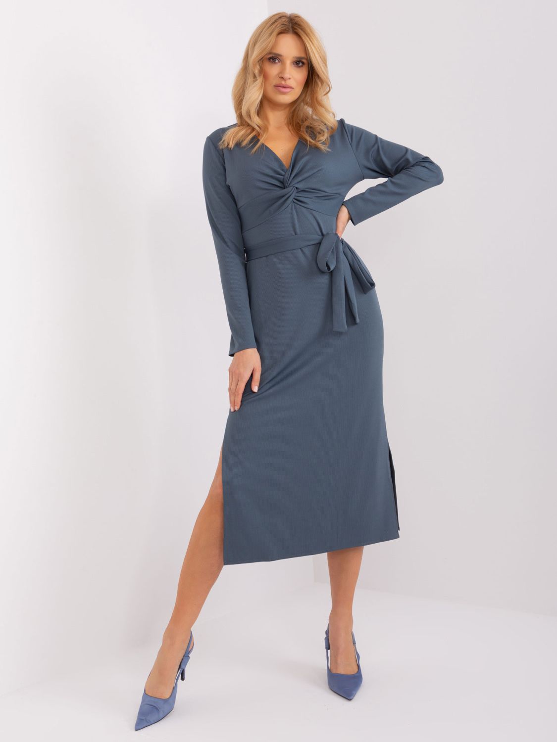 Elegant Midi Dress with Long Sleeves