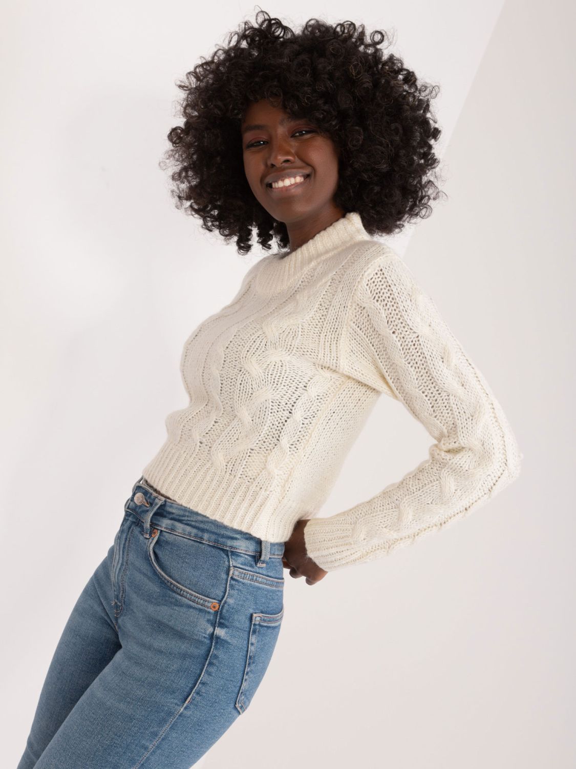 Elegant ecru sweater with long sleeves