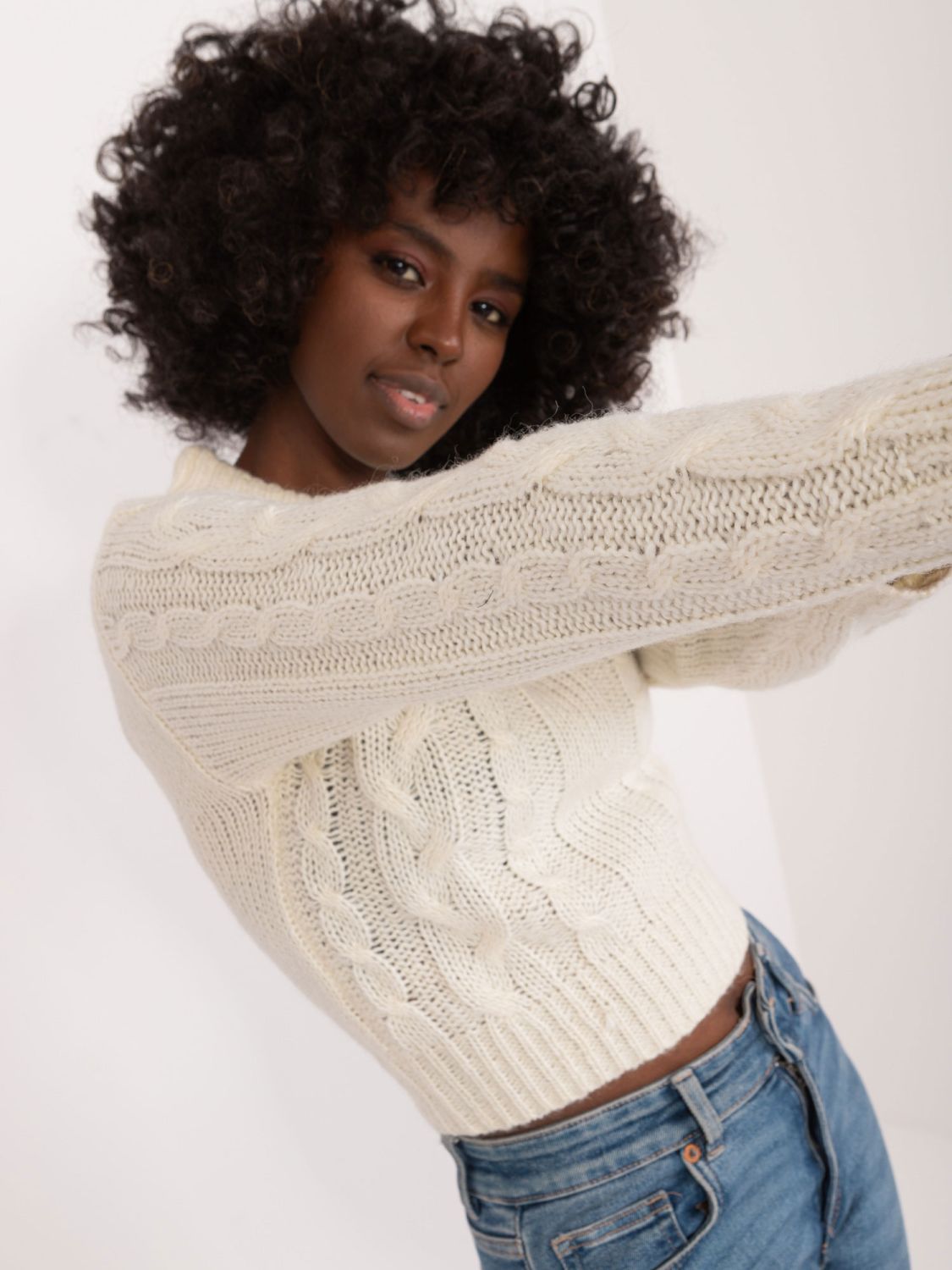 Elegant ecru sweater with long sleeves