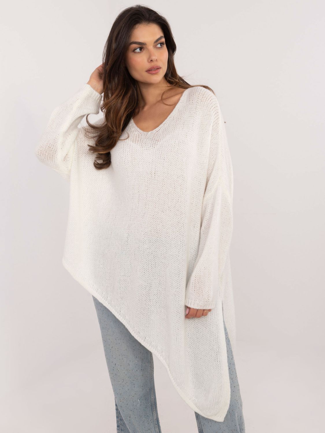 Elegant ecru sweater with long sleeves