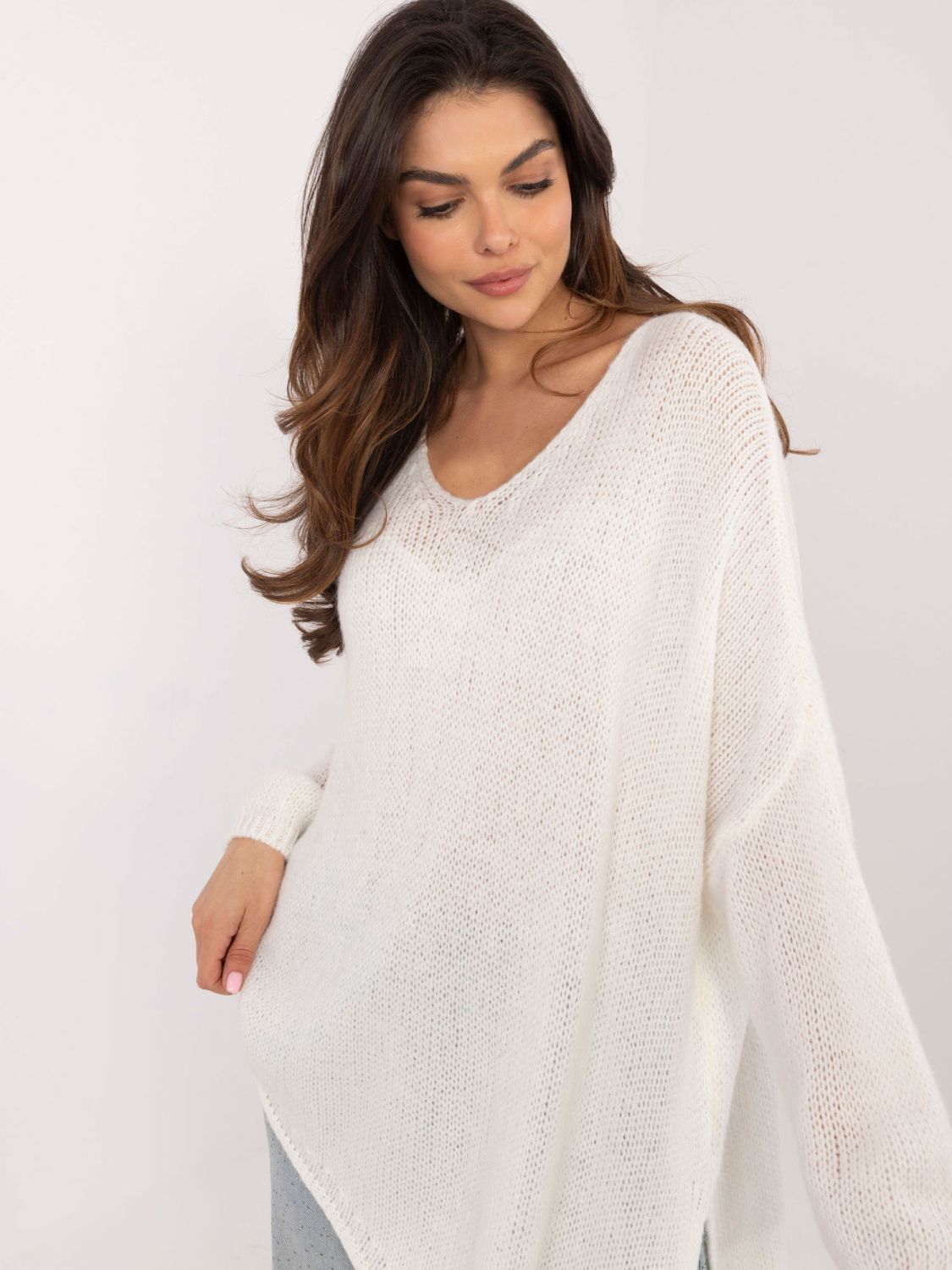 Elegant ecru sweater with long sleeves