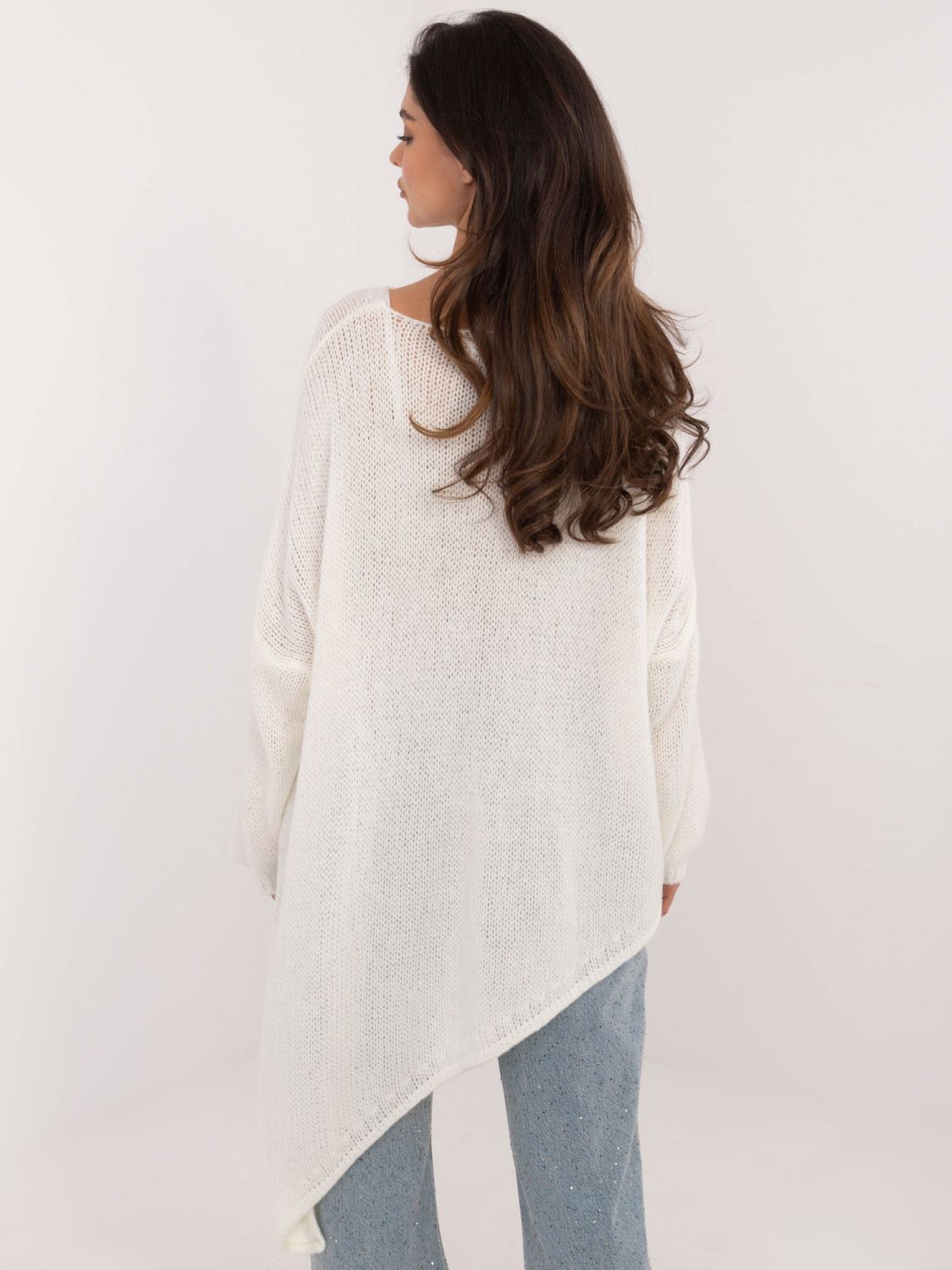Elegant ecru sweater with long sleeves