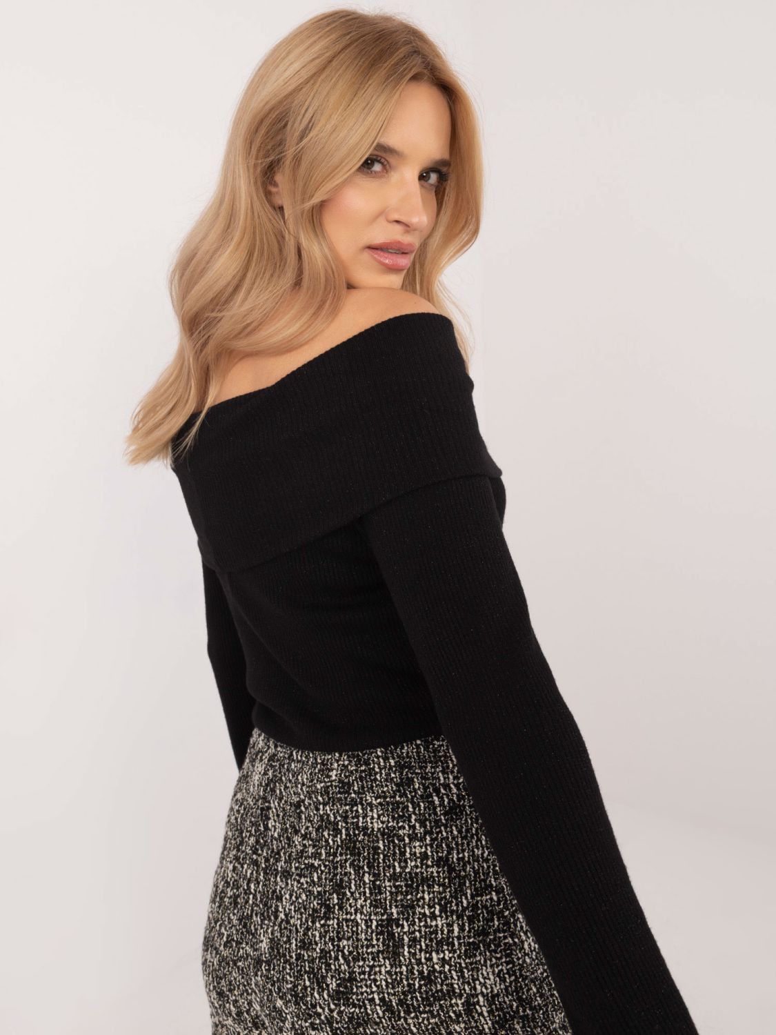 Elegant Black Sweater with Long Sleeves