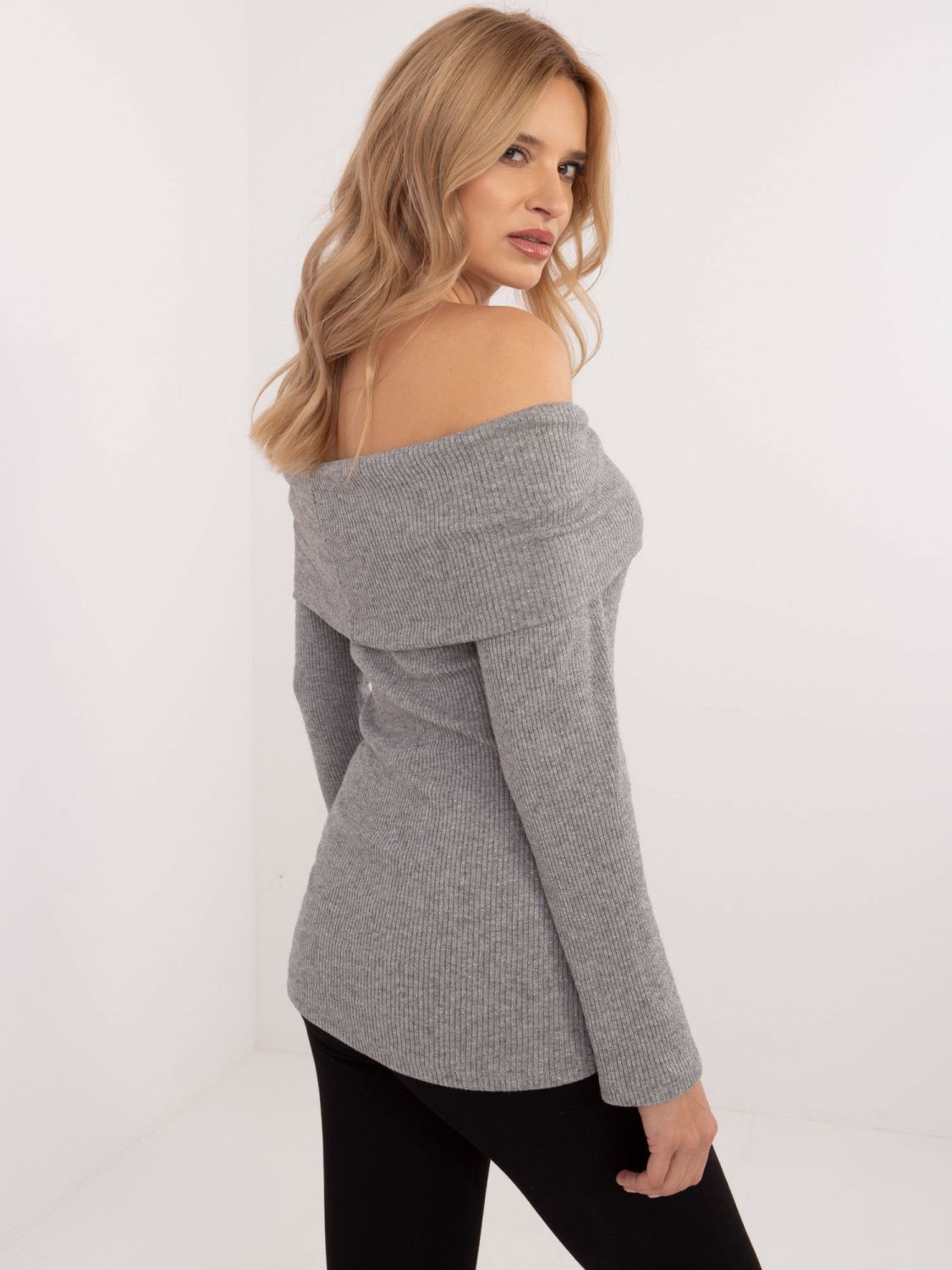 Elegant Gray Sweater with Long Sleeves