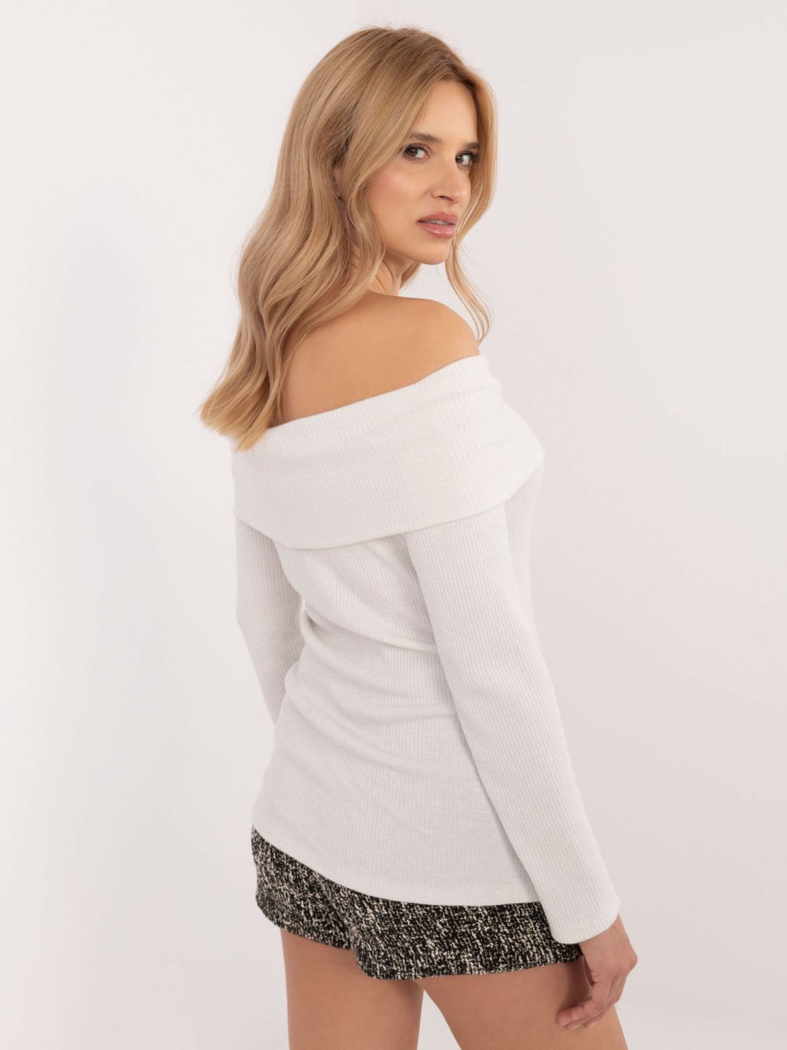 Elegant ecru sweater with long sleeves